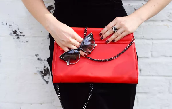 حقائب حمراء من مجموعات الأزياء الجاهزة  موضة ربيع  صيف 2021