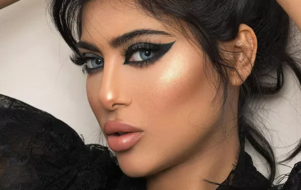 صيحات أيلاينر جريئة من شيلاء سبت