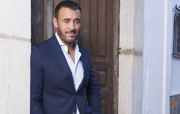 شاهد أحدث ظهور لكاظم الساهر برفقة حفيدتيه