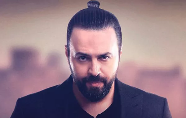 صديق تيم حسن يذكره بما توقعه له منذ أكثر من عشرين عاماً