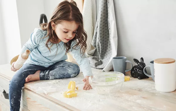 عندما يأكل طفلك القاذورات ماذا تفعلين؟