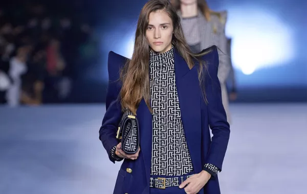 أجمل صيحات بدلات موضة ربيع 2021