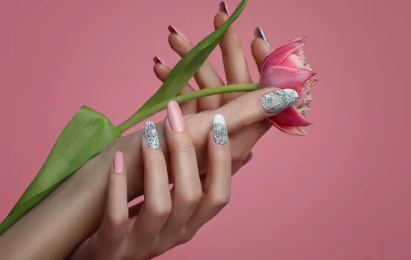 أجمل موديلات نقشة الأزهار لتجربتها على أظافرك