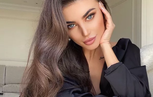 نيكا ماريانا حسناء جديدة على رادار عمرو دياب