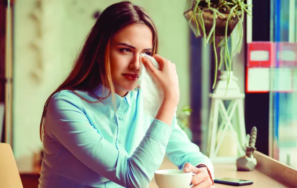 فوائد الدموع للبشرة ستصدمك