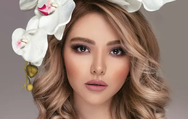 ألوان صبغات شعر 2021 ذهبية لإطلالة فاتنة في الربيع