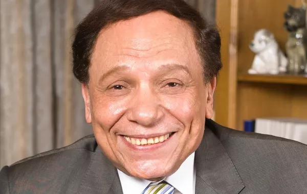 حقيقة وضع عادل إمام على جهاز التنفس الصناعي بسبب التدخين
