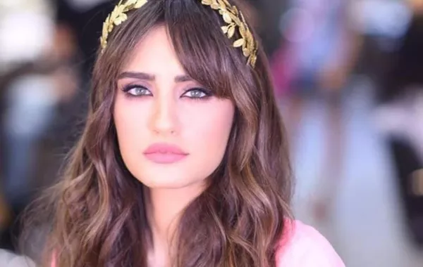 صورة لـ إيميه صياح وتوأمها
