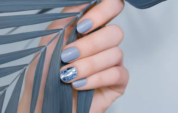 كيفية وضع مناكير بلونين