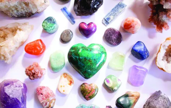 احتفالاً بيوم المرأة العالمي: أحجار كريمة تجلب لك الحظ في الحياة