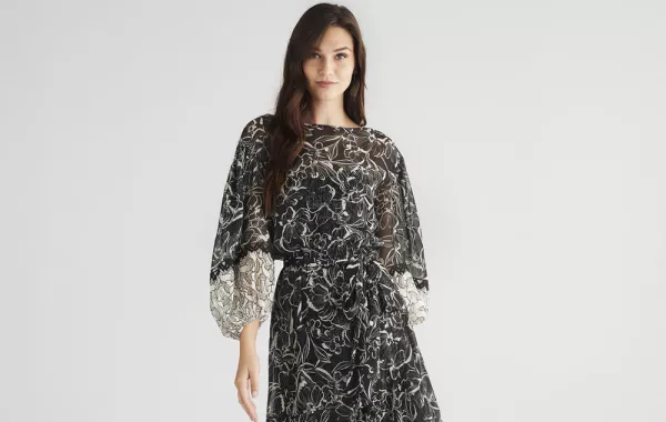 موديلات فساتين واسعة مطبعة بالورود