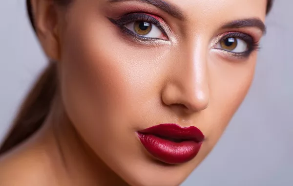 مكياج عروس أحمر قاني لربيع 2021