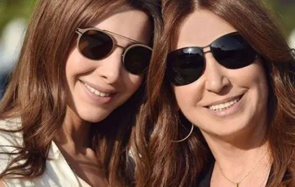 نانسي عجرم تغني لوالدتها بعد أن أصبحت أماً لثلاث فتيات