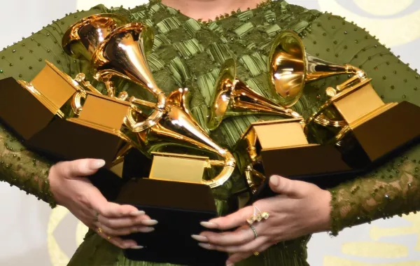 القائمة الكاملة لجوائز 2021 Grammy.. إنجاز تاريخي لتايلور سويفت وبيونسيه