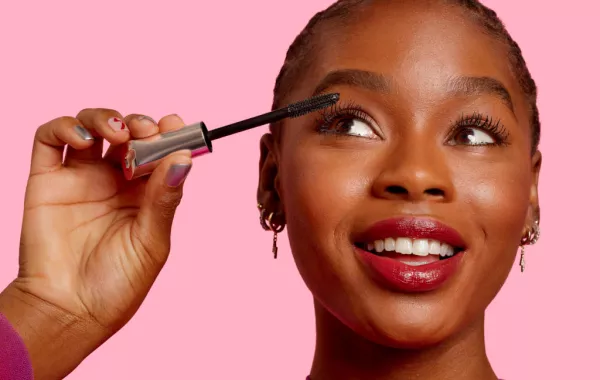 احتفلي بعيد الأم بإطلالة رموش فائقة الطول وحاجبين مثاليين مع بنفت كوزمتكس