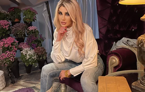 بالصور.. جيني إسبر ملكة فما هي التفاصيل؟