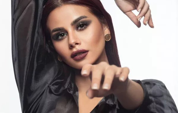 منة عرفة في فيديو صادم: يدي احترقت وأحتاج لأشعة على المخ وكلابي ماتت بسبب الحسد