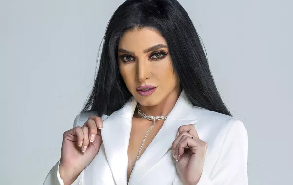 روجينا تقبل يد والدتها: كل سنة وانت الأمان والحنية والسند