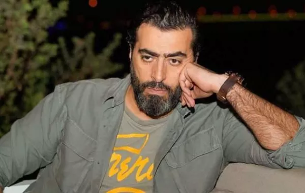 باسم ياخور يزور "ضيعة ضايعة" ويضع الزهور على ضريح صديقه