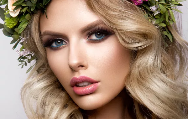 صيحات مكياج جريئة وساطعة لصيف 2021