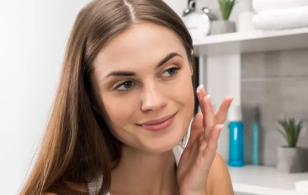 روتين العناية بالبشرة قبل الخروج من المنزل