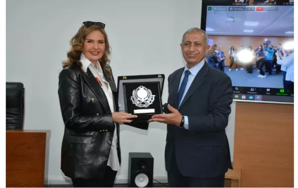 تكريم يسرا من الأكاديمية العربية للعلوم والتكنولوجيا كنموذج مشرف للمرأة المصرية