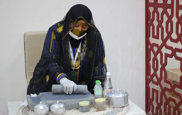 الأثمد.. جبال تكحّل عيون النساء ضمن "أيام الشارقة التراثية 18"