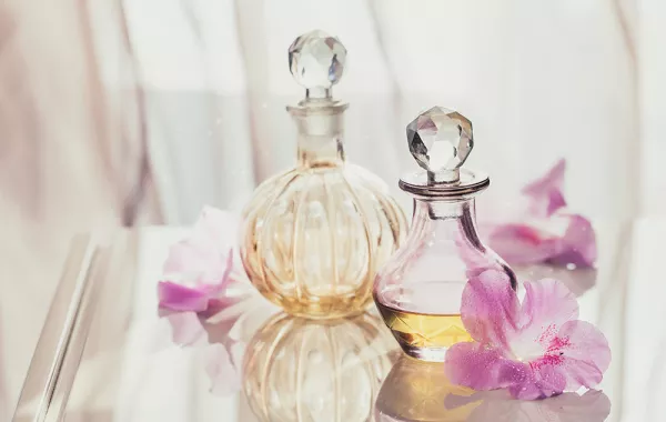 عطور تحتوي على الفلفل الوردي