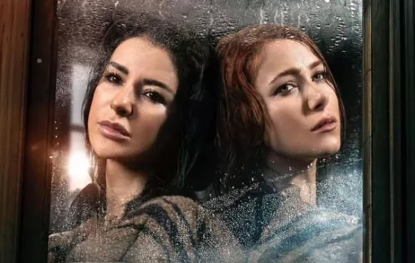 شاهد .. ماغي بو غصن ودانييلا رحمة بقيود في يديهما وترقصان خلال تصوير بوستر مسلسل "للموت"