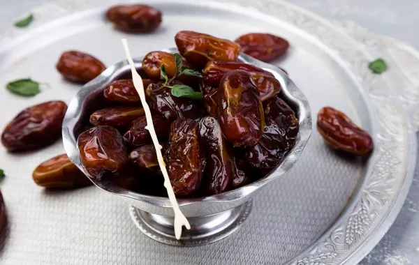 كيف تضيفين التمر إلى وجبات طفلك في رمضان؟