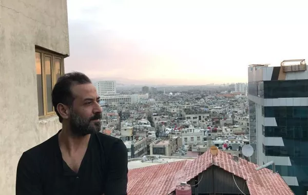 عبد المنعم عمايري لـ"سيدتي": لست أنا من ظهر بمشهد الحمام في "قيد مجهول"