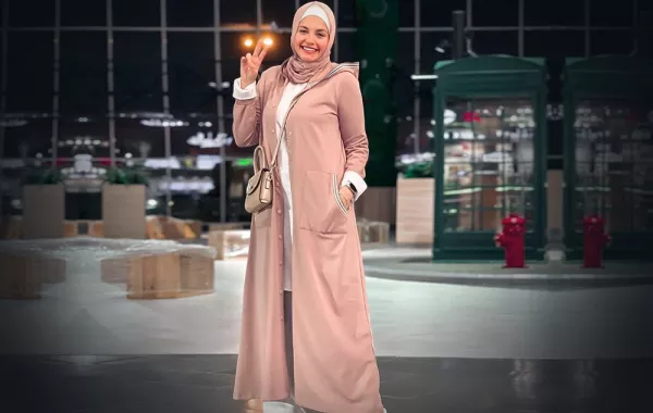 عبايات متوسطة الطول من مدونات الموضة العربيات