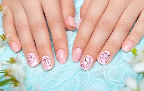 أجمل رسمات الأظافر الملونة لربيع 2021