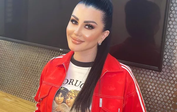 شاهد.. جيني إسبر: ضربني زوجي وقمت بعضّه