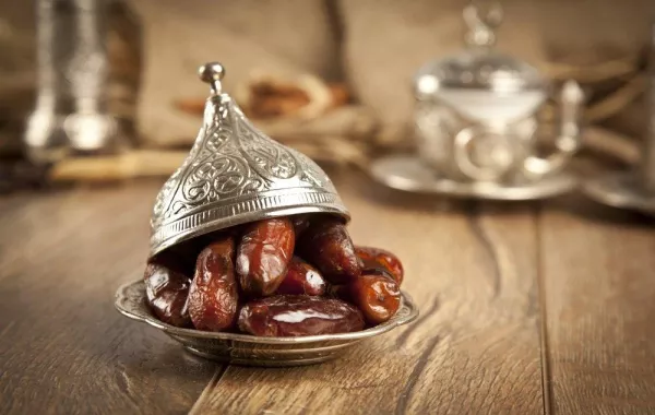 استشاري سعودي: يمنع تناول التمر نهائياً لحالة واحدة