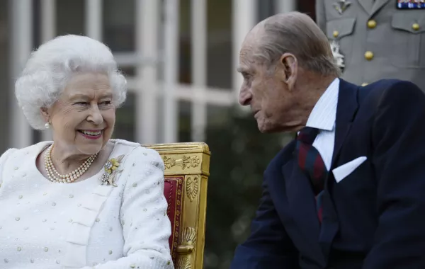 الملكة تتحمل وتشرف بنفسها على ترتيبات جنازة زوجها النهائية ومصالحة الأميرين ويليام وهاري