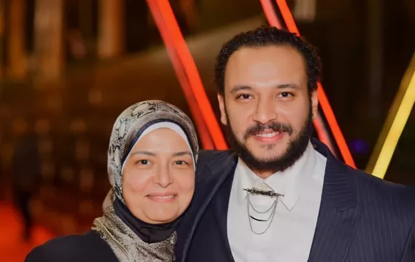 صور: أحمد خالد صالح يحمل نعش والدته ويتلقى عزاء النجوم عبر السوشيال ميديا