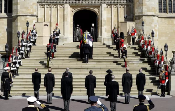 الملكة إليزابيث تقود جنازة زوجها المؤثرة.. وكيت ميدلتون عرابة المصالحة بين ويليام وهاري