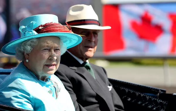 لماذا ظل الأمير فيليب يرتدي حذاءه الأسود المفضل لمدة 74 عاماً منذ زواجه بالملكة إليزابيث؟