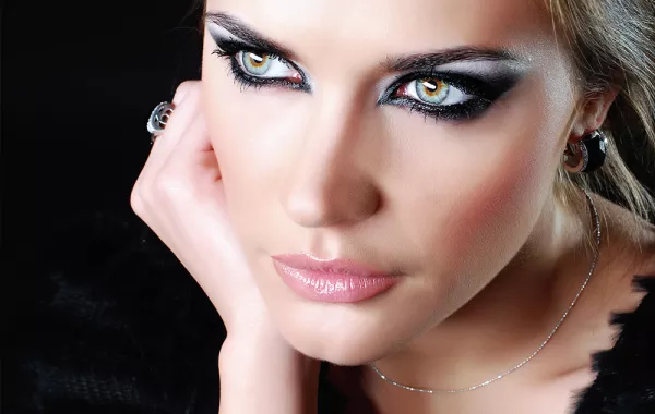 مكياج عيون دراماتيكي بالصور