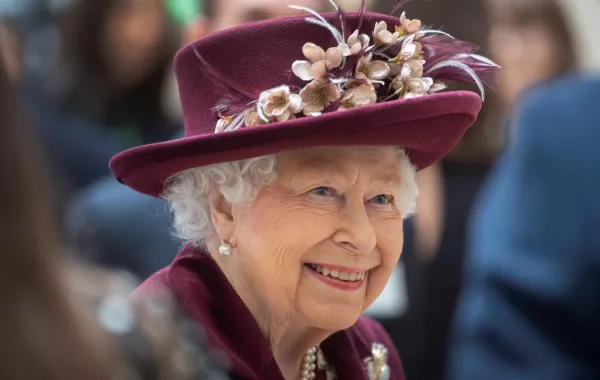 الملكة إليزابيث وحيدة وحزينة في يوم ميلادها الـ95..وللمرة الأولى منذ وفاة زوجها تصدر بياناً..فماذا قالت فيه؟