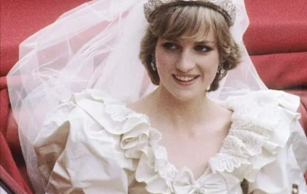 وليام و هارى يوافقان على عرض فستان زفاف الأميرة ديانا فى معرض بقصر كينجستون