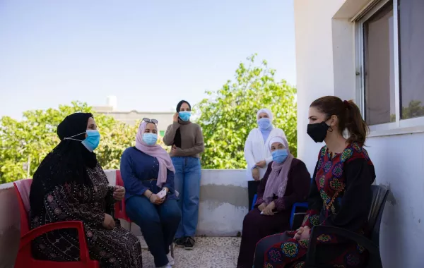 الملكة رانيا تزور قرية الفيصلية في مادبا وتلتقي سيدات جمعية اليسرى الخيرية