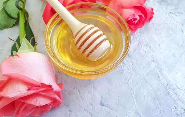 غسول للوجه من الورد والعسل