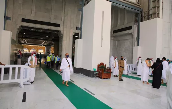 32 بابًا مخصصةً للمعتمرين والمصلين