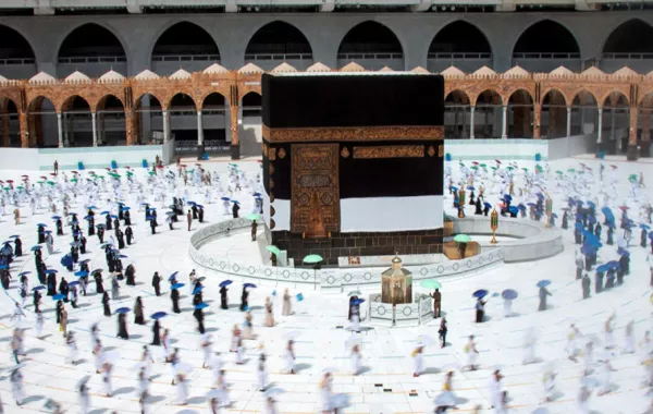 تعرفوا على كيفية غسل وتعقيم المسجد الحرام