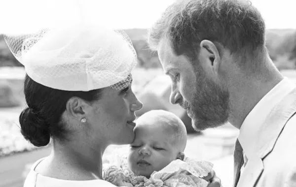 الملكة إليزابيث ترسل رسالة لـ"ميغان" و"هاري" بمناسبة عيد ميلاد ابنهما "آرتشي" الثانى