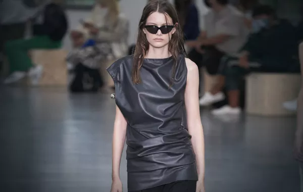 تعرّفي على طرق ارتداء الجلد في الصيف