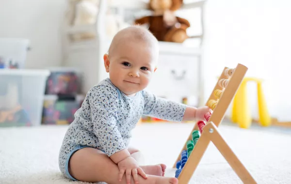 ألعاب مناسبة للطفل في الشهر التاسع