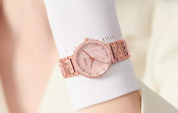 ساعات FENDI تقدم إصدارات جديدة من ساعات يد Forever Fendi